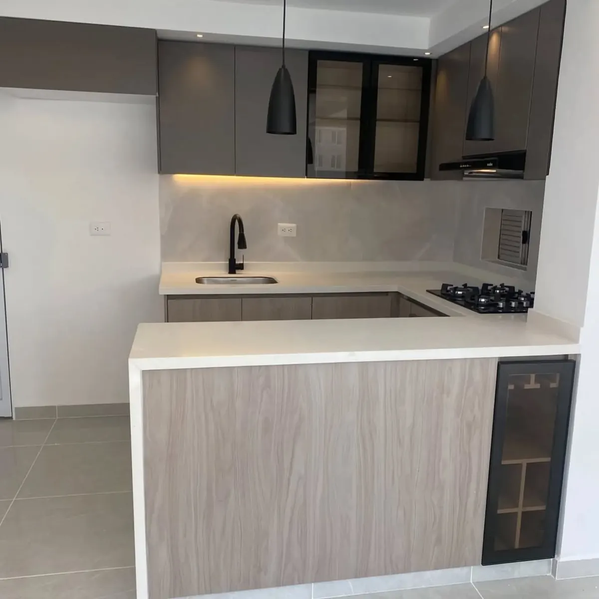 Cocina real remodelada por DecordHernandez en Lima